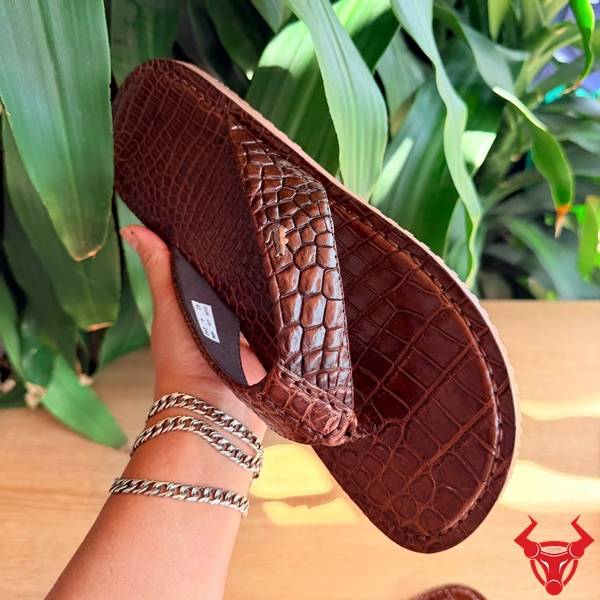 Dép kẹp cá sấu hoàn thiện tinh tế.