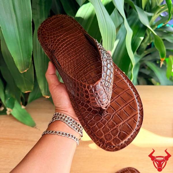 Dép kẹp da cá sấu bền bỉ.