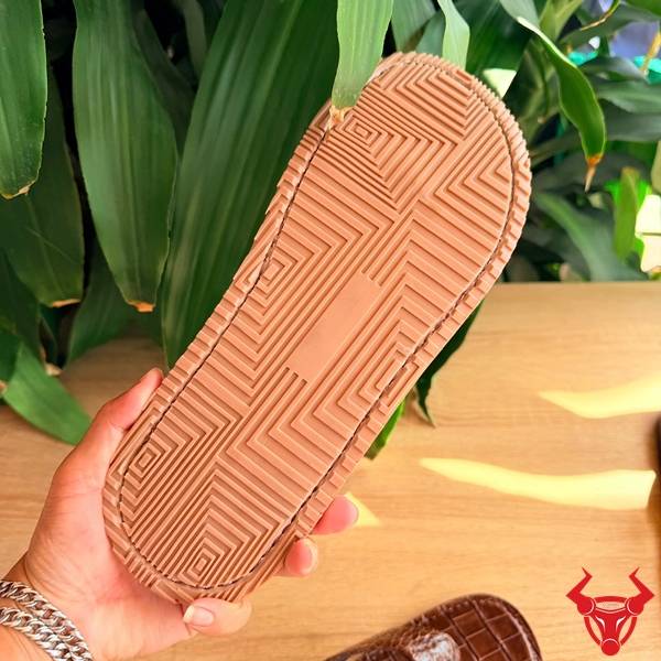 Dép kẹp da cá sấu mềm mại.