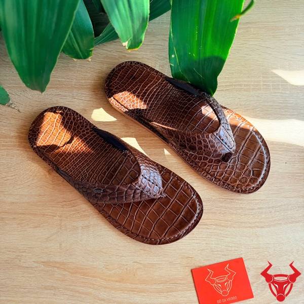 Dép kẹp da cá sấu thời trang nam.