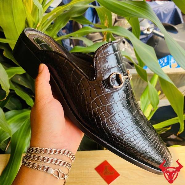 Giày sục da cá sấu hoàn thiện tinh xảo