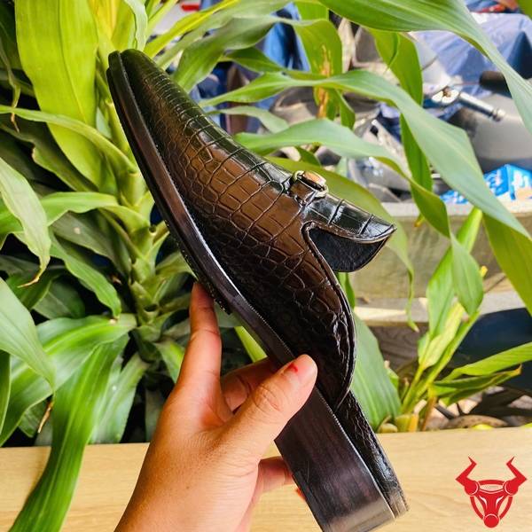 Giày sục da cá sấu gắn khóa kim loại