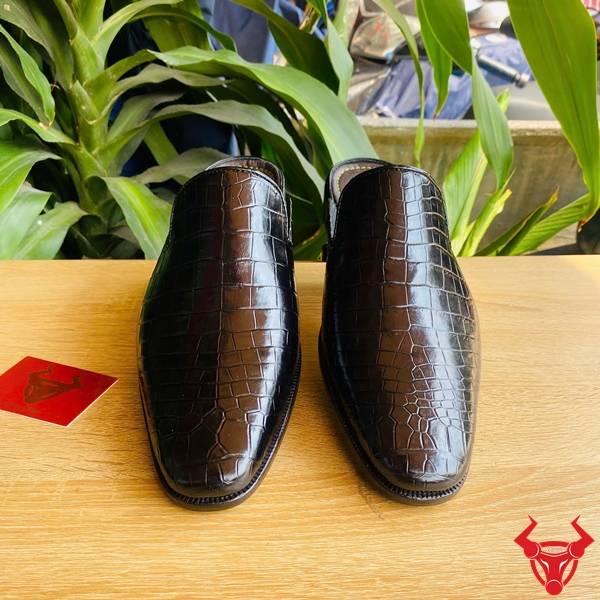 Giày sục da cá sấu hoàn thiện tinh xảo