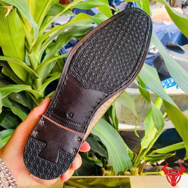 Giày sục da bụng cá sấu phong cách quý ông