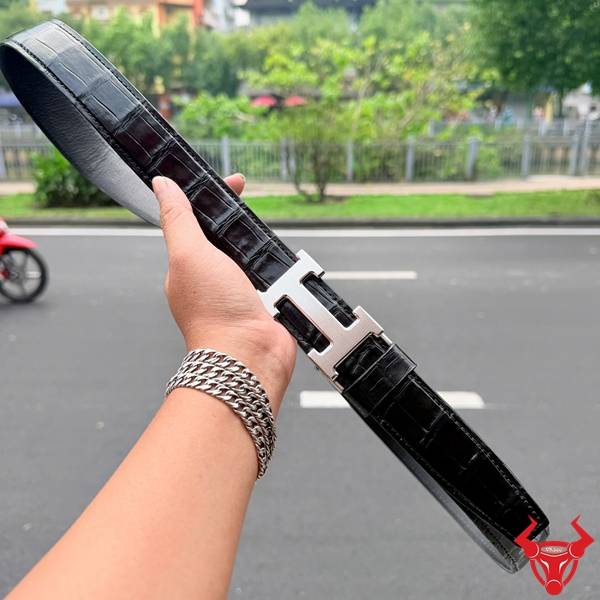 Thắt lưng da cá sấu nam tiện dụng.