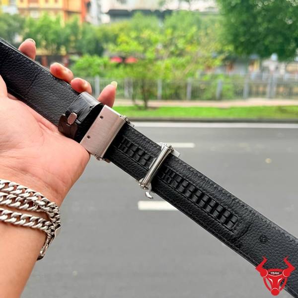 Thắt lưng da cá sấu khóa trượt tiện lợi.