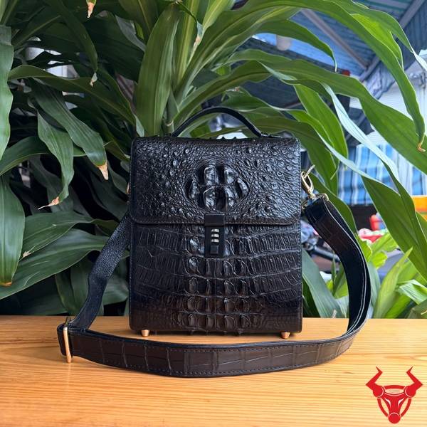 Túi Nam Da Cá Sấu – Phụ Kiện Khẳng Định Vị Thế Túi xách nam da cá sấu đeo chéo màu đen.