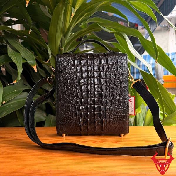 Túi Xách Nam Da Cá Sấu Màu Đen Đẳng Cấp Túi xách nam da cá sấu TICA4-A cao cấp.