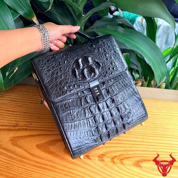 Túi Nam Cao Cấp Da Cá Sấu – Linh Hoạt & Năng Động Túi xách nam da cá sấu sang trọng màu đen.