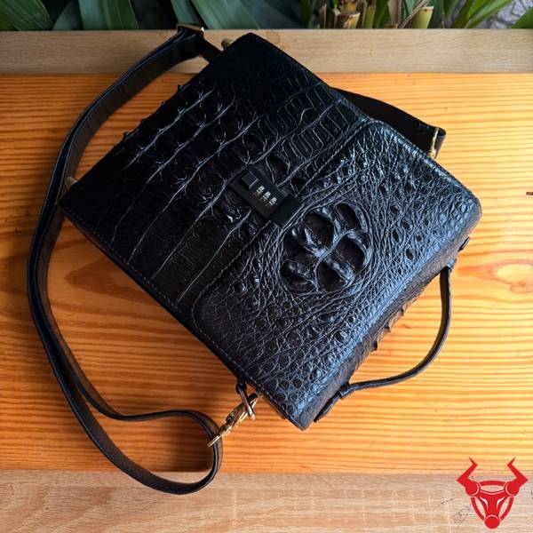 Túi Xách Nam Da Cá Sấu – Sang Trọng Vượt Thời Gian Túi xách nam đeo chéo da cá sấu tiện lợi.
