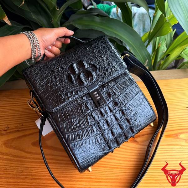 Túi Nam Đeo Chéo Da Cá Sấu – Phong Cách Doanh Nhân Túi xách nam da cá sấu phong cách doanh nhân.