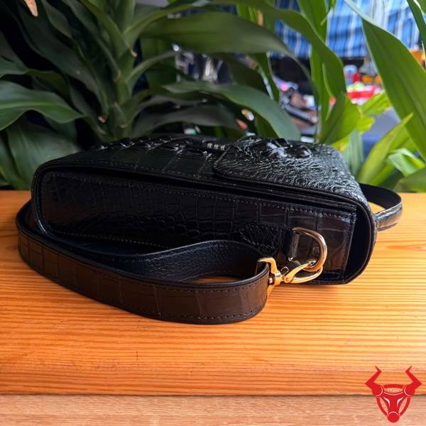 Túi Xách Nam TICA4-A – Thời Trang & Tiện Lợi Túi xách nam da cá sấu thật màu đen.