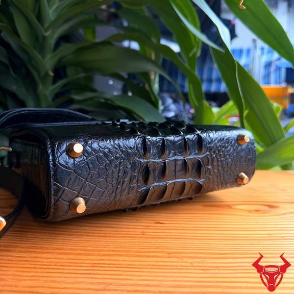 Túi Nam Da Cá Sấu Cao Cấp – Đẳng Cấp Phái Mạnh Túi xách nam da cá sấu cao cấp màu đen.