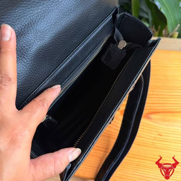 Túi Xách Nam Da Cá Sấu TICA4-A Màu Đen Cao Cấp Túi xách nam da cá sấu TICA4-A màu đen cao cấp.