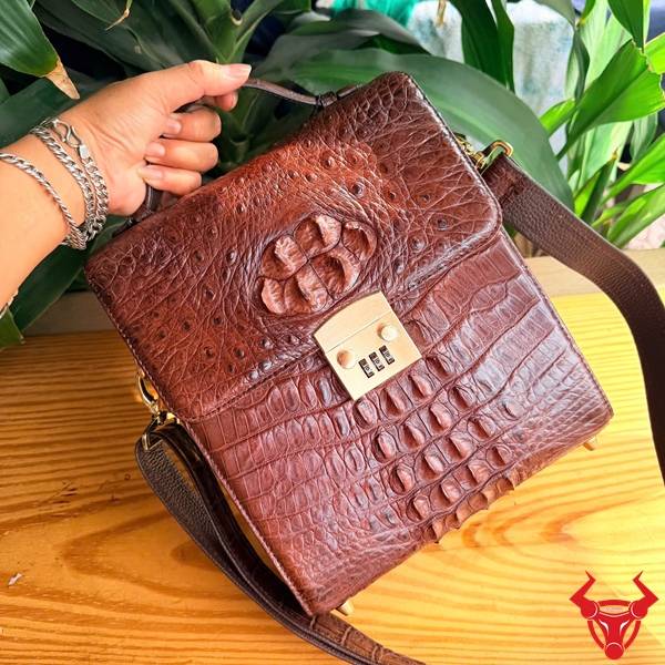 Túi xách nam da cá sấu gù TICA4-A màu nâu đất.