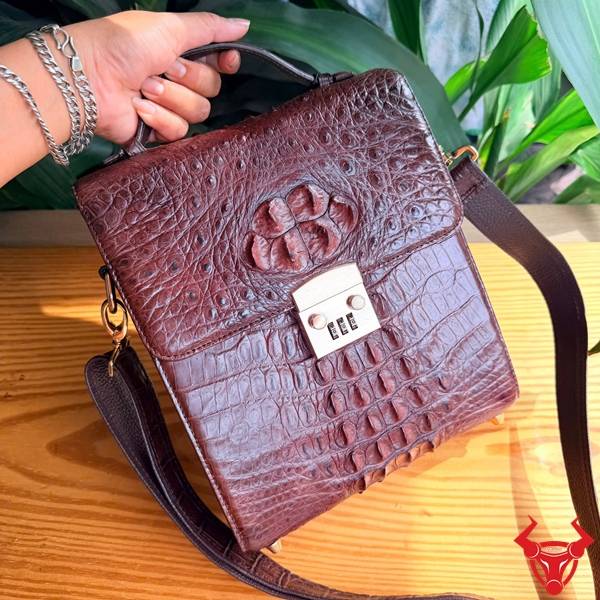 Túi xách nam đeo chéo da cá sấu tiện dụng.