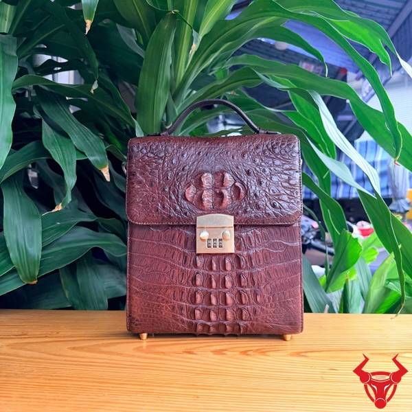 Túi xách nam da cá sấu gù phong cách doanh nhân.