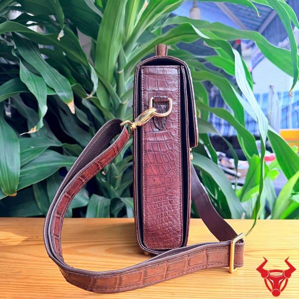 Túi nam đeo chéo da cá sấu gù bền bỉ.