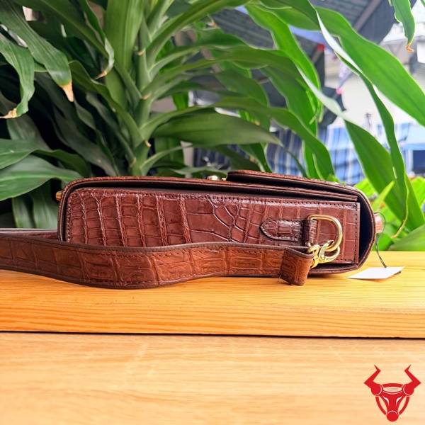 Túi xách nam da cá sấu màu nâu đất.