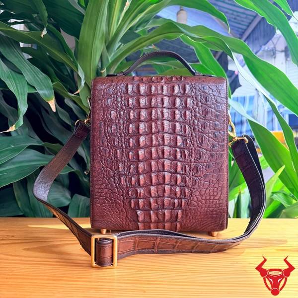 Túi xách nam đeo chéo da cá sấu linh hoạt.