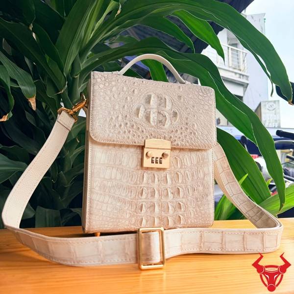 Túi Xách Nam Da Cá Sấu Bạch Tạng – Biểu Tượng Thành Công Túi xách nam da gù cá sấu bạch tạng cao cấp TICA4-A.