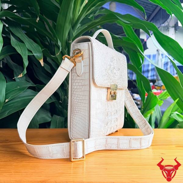Túi Nam Da Cá Sấu Bạch Tạng – Phong Thái Thượng Lưu Túi xách nam đeo chéo da gù cá sấu bền bỉ.