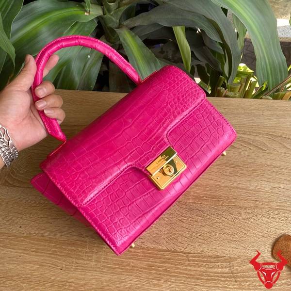Túi xách nữ da cá sấu màu hồng đẳng cấp.