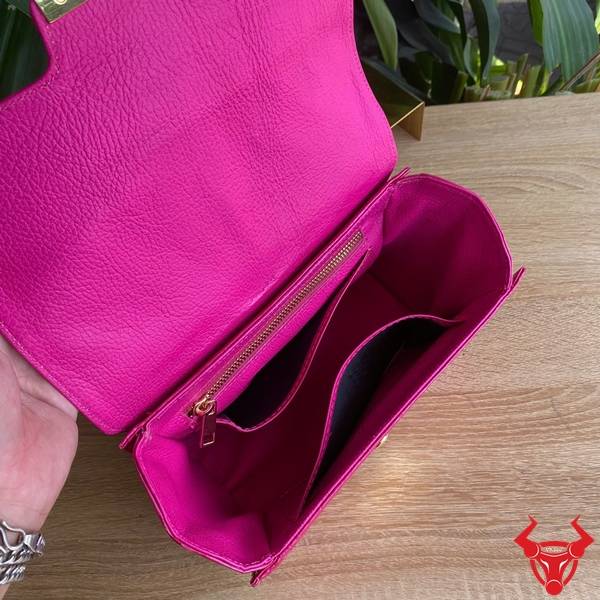 Túi xách da bụng cá sấu nữ quý phái màu hồng.