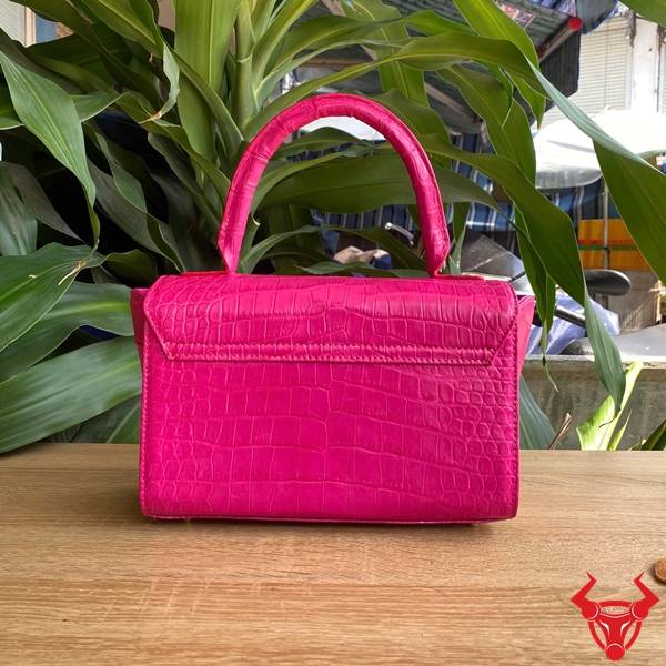 Túi xách nữ da bụng cá sấu sang trọng màu hồng.