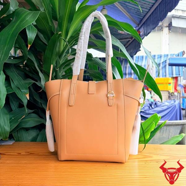 Túi Xách Da Bò Nữ Phong Cách Hiện Đại Túi xách nữ da bò nhẹ và tiện lợi.