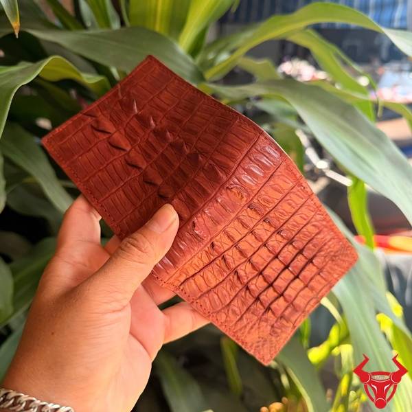 Ví Da Cá Sấu Thật Nâu Đỏ Nổi Bật Ấn Tượng Ví da cá sấu thật gai lưng màu nâu đỏ cao cấp