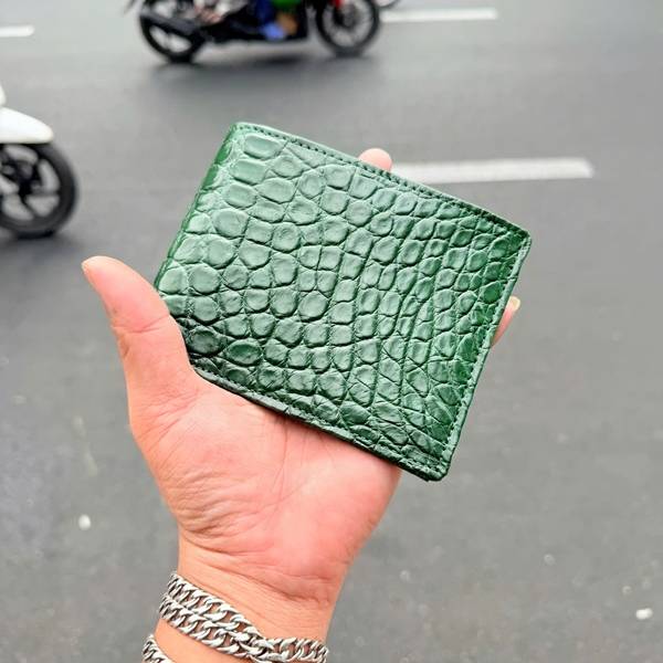 Ví Da Cá Sấu Nam Sang Trọng Màu Sắc Riêng Ví da cá sấu nam màu xanh lục phong cách doanh nhân.