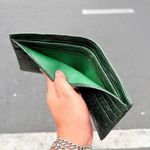 Ví Nam Da Cá Sấu Cao Cấp Phong Cách Doanh Nhân Ví nam da cá sấu trơn hông màu xanh lục sang trọng.