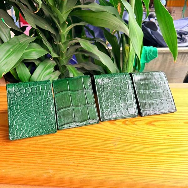 Ví Cá Sấu Nam 2 Mặt Trơn Hông Màu Xanh Lục Ví nam da cá sấu 2 mặt trơn hông màu xanh lục cao cấp.
