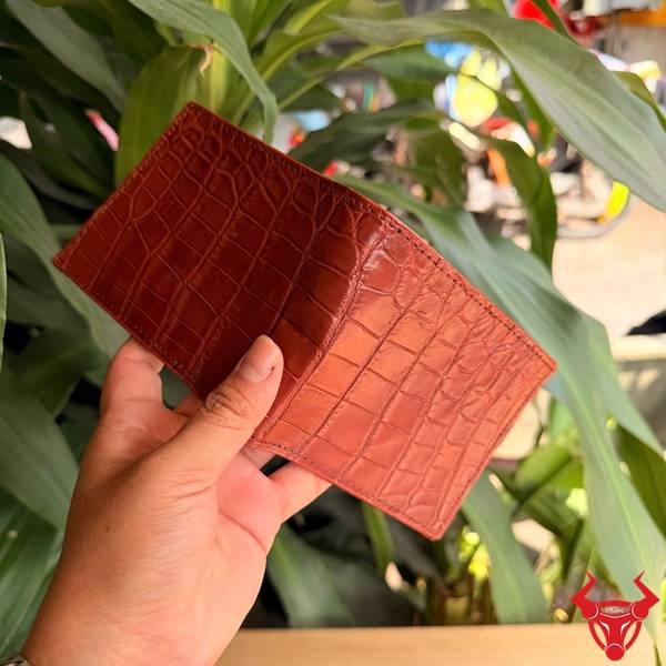 Ví Nam Da Cá Sấu Nâu Đỏ Nổi Bật Ấn Tượng Ví nam da cá sấu màu nâu đỏ cao cấp