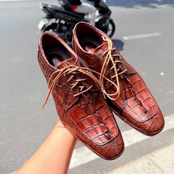 Cận cảnh vân da cá sấu gai đuôi trên mẫu giày GAA2 màu nâu.