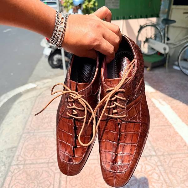 Giày da cá sấu nam GAA2 màu nâu gai đuôi cá tính.