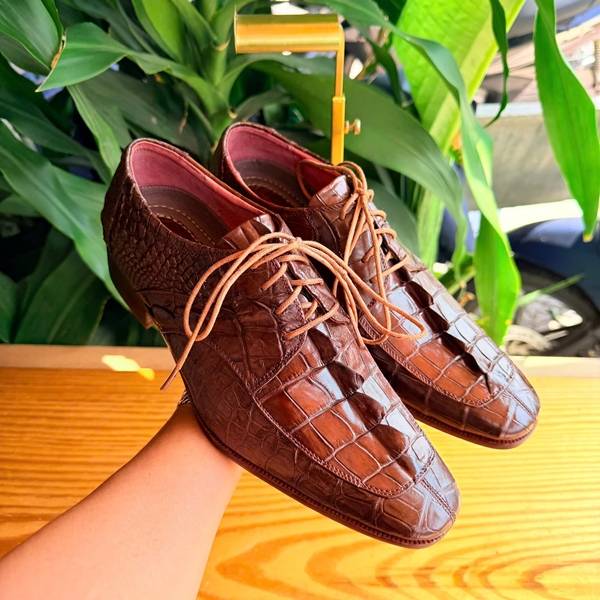Giày tây da cá sấu nam GAA2 màu nâu sang trọng và bền chắc.