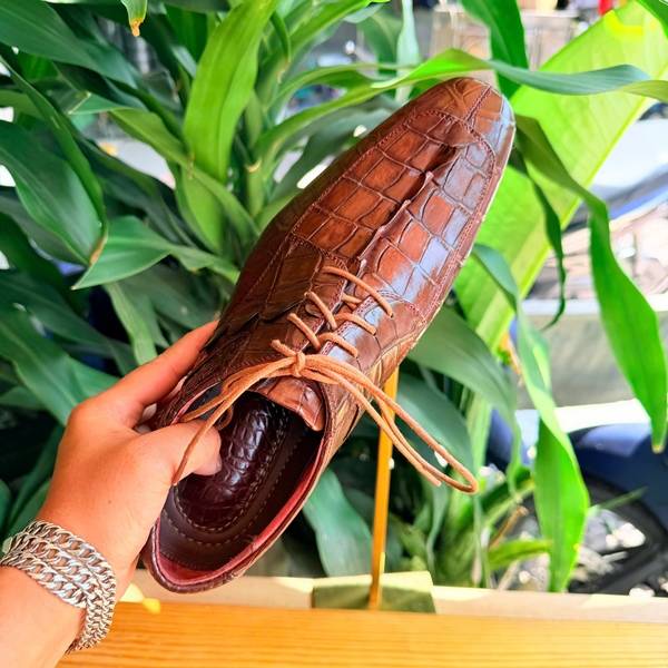 Chi tiết gai đuôi cá sấu trên giày tây nam GAA2 màu nâu.