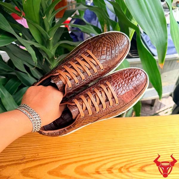 Giày thể thao da cá sấu nâu đất thiết kế trẻ trung năng động