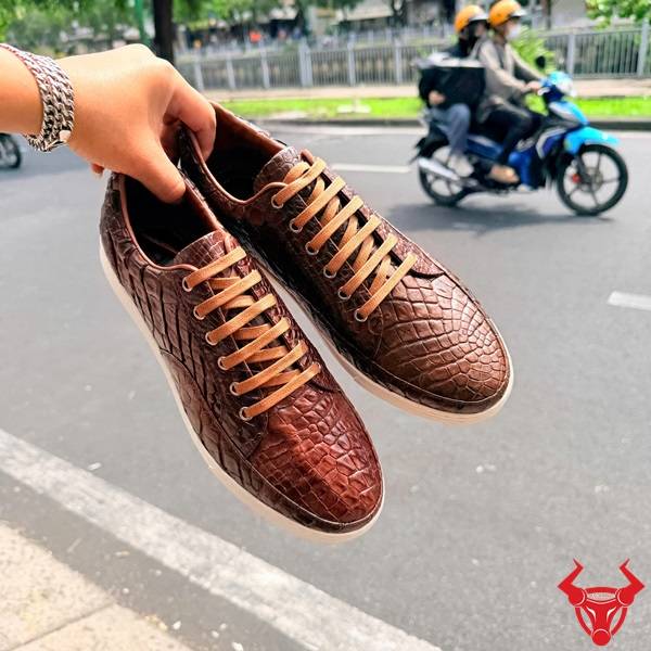 Giày thể thao da cá sấu nâu đất phong cách trẻ trung cao cấp