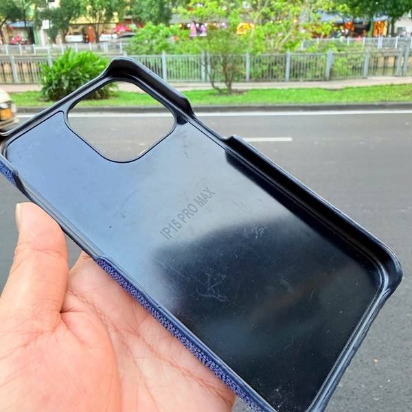 Tổng thể mẫu ốp lưng da cá đuối ngọc EXEAE1 cho iPhone 15 Pro Max.