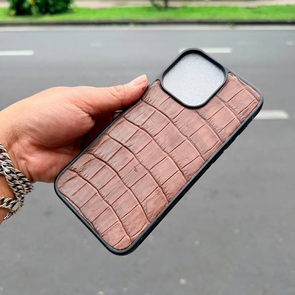 Tổng thể ốp lưng iPhone 15 Pro Max da cá sấu EXEA8 cao cấp.