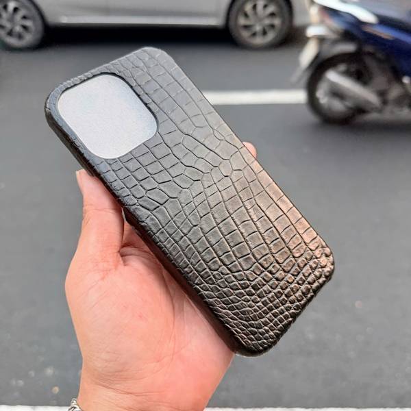 Mặt sau ốp lưng da cá sấu vân bụng EXEAA8 màu đen sang trọng.