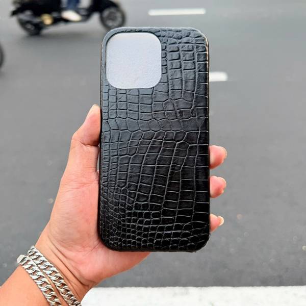 Tổng thể mẫu ốp lưng iPhone 15 Pro Max da cá sấu EXEAA8 đen cao cấp.