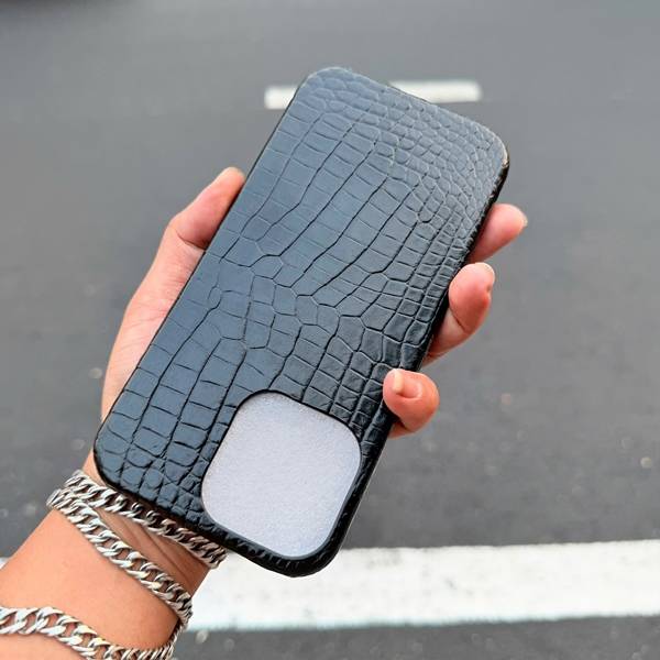 Ốp lưng da cá sấu thật EXEAA8 màu đen chính hãng cho iPhone 15 Pro Max.