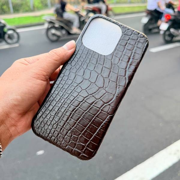 Ốp lưng full viền da cá sấu EXEAA8 màu nâu đất sang trọng.