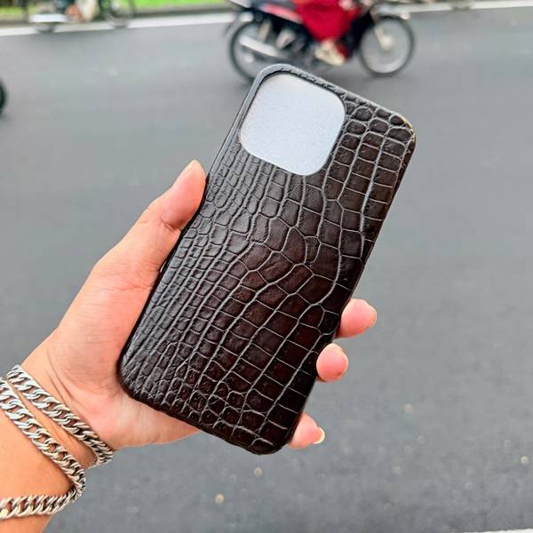 Tổng thể mẫu ốp lưng iPhone 15 Pro Max da cá sấu EXEAA8 nâu đất.