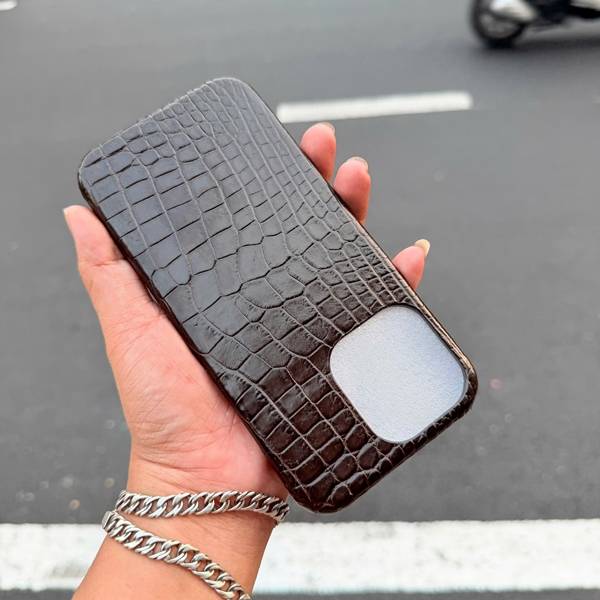 Ốp lưng iPhone 15 Pro Max da cá sấu vân bụng màu nâu đất.