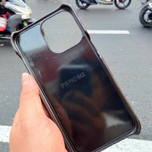 Ốp lưng da cá sấu thật EXEAA8 full viền màu nâu đất quý phái.